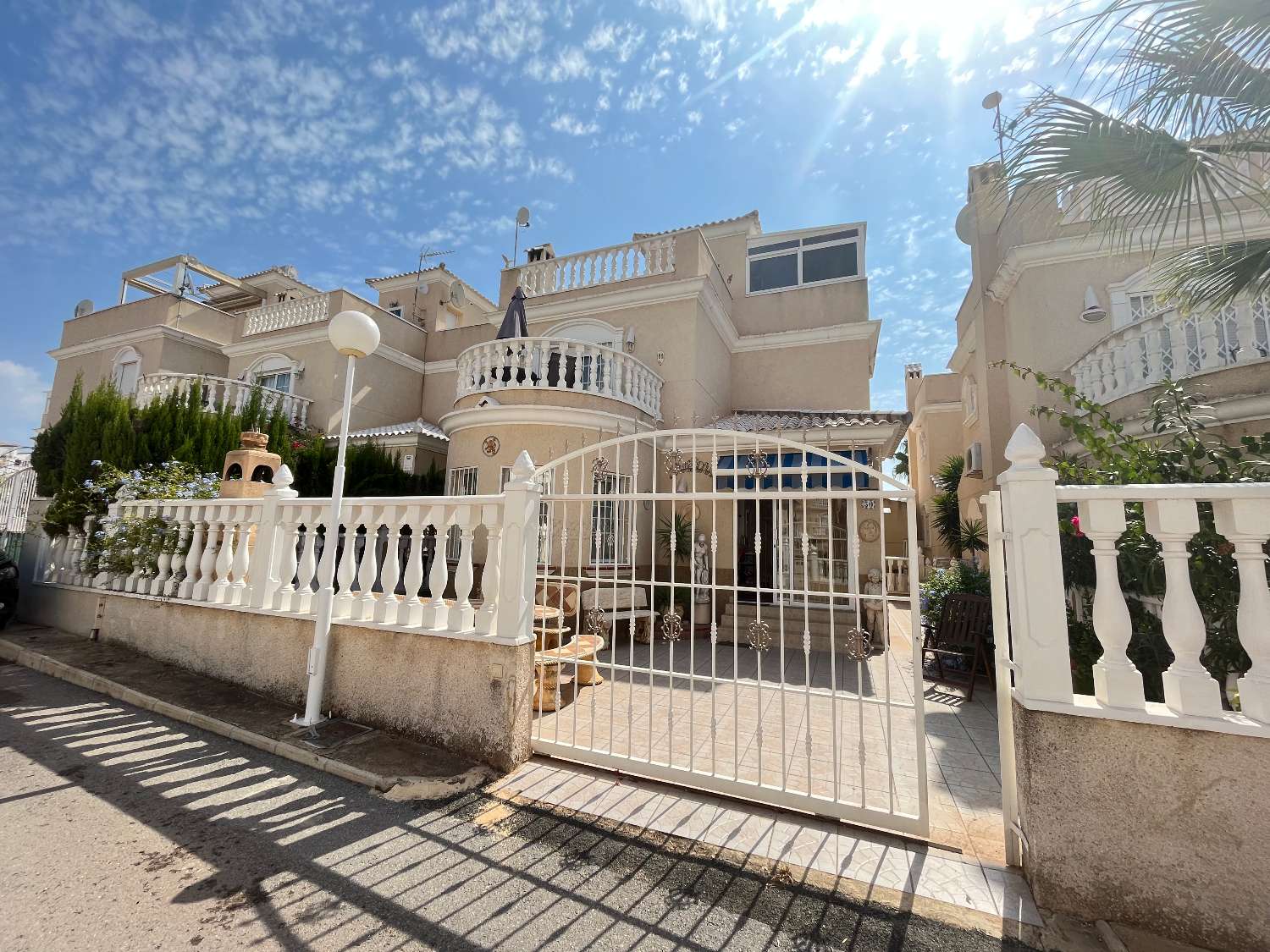 Beautiful 3 bedroom detached villa located in gated community