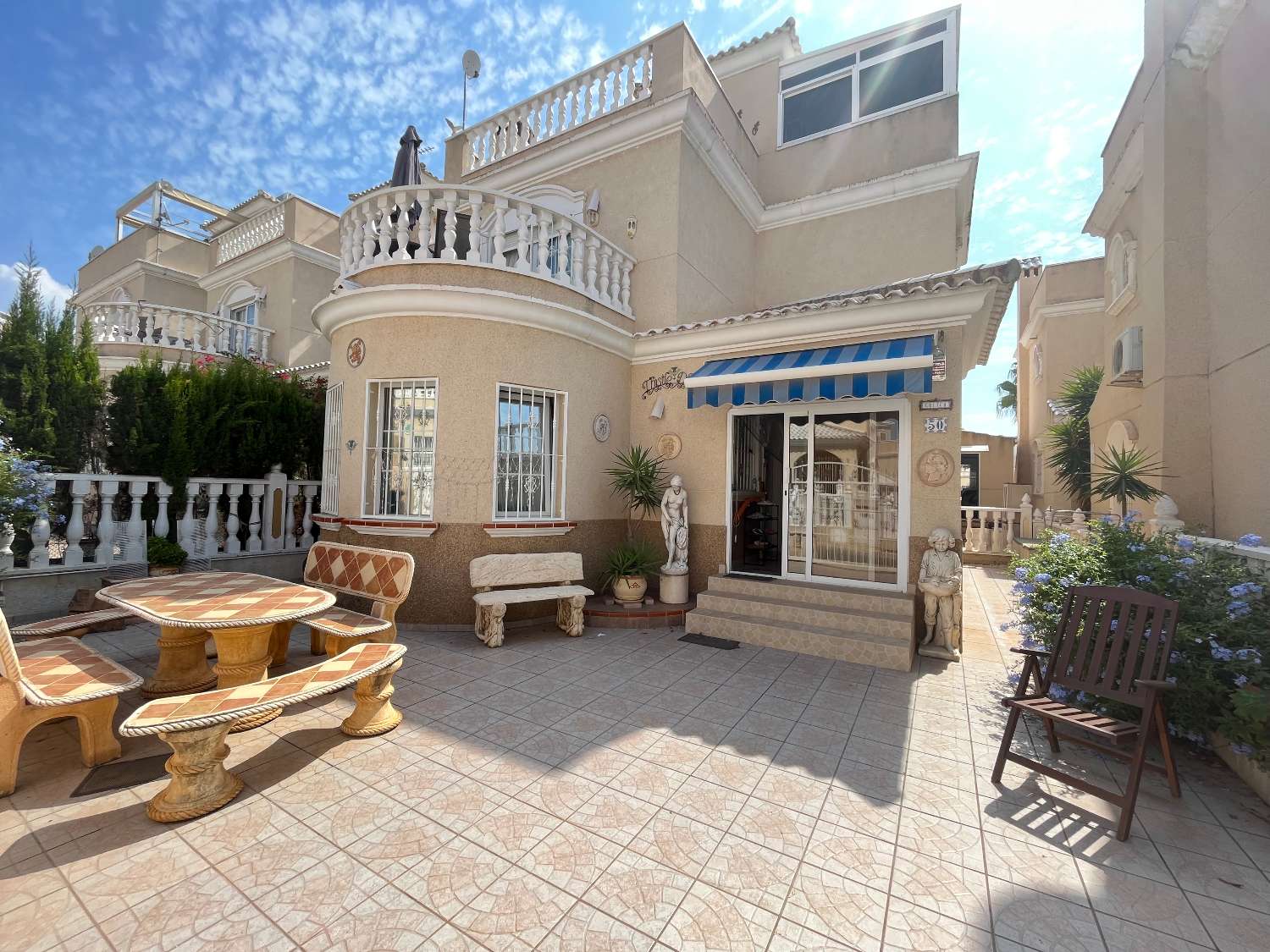 Beautiful 3 bedroom detached villa located in gated community