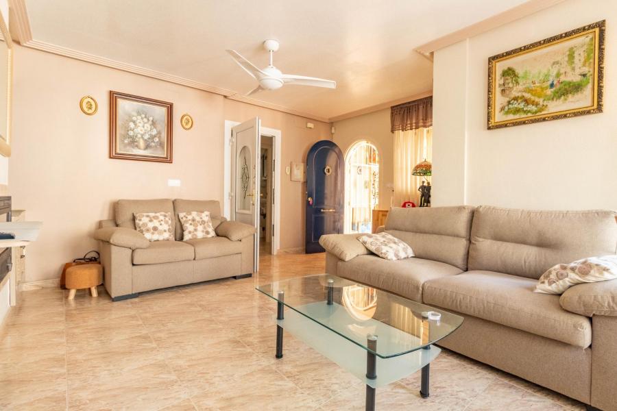 Beautiful 3 bedroom detached villa located in gated community