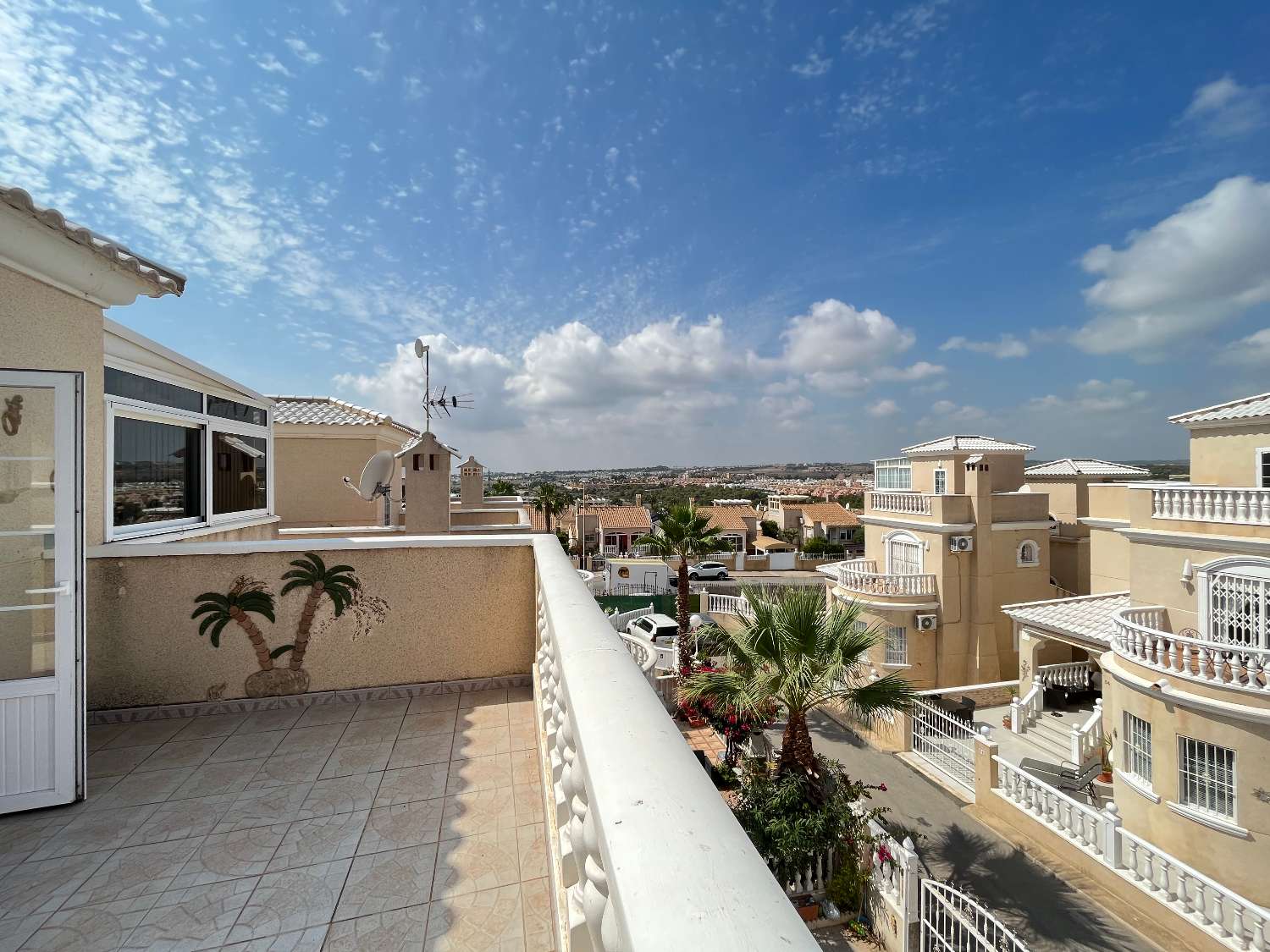 Beautiful 3 bedroom detached villa located in gated community