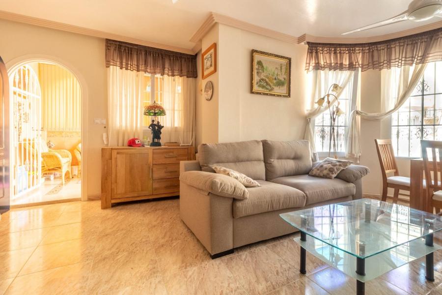 Beautiful 3 bedroom detached villa located in gated community