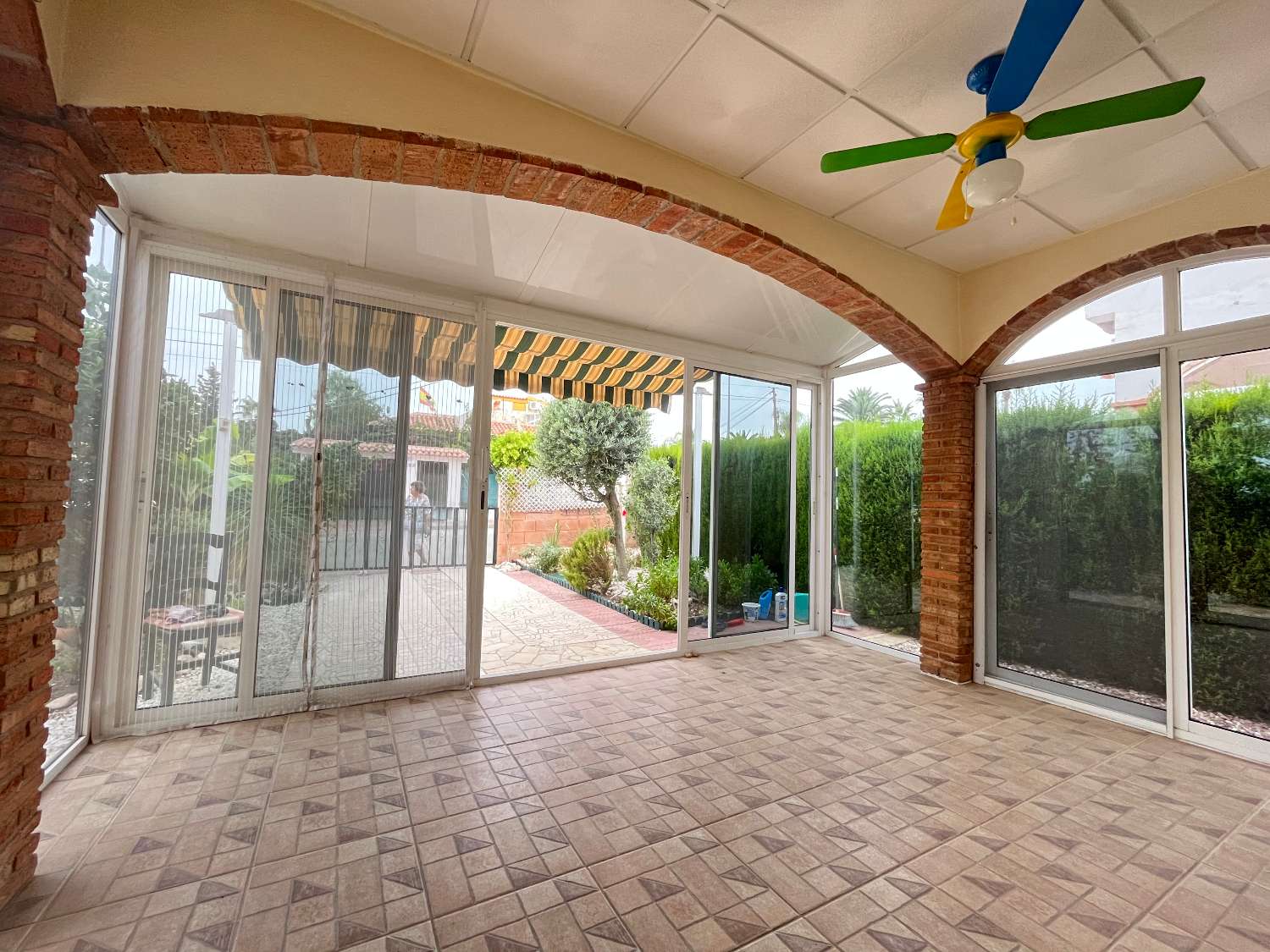 Bella villa indipendente con piscina comunale