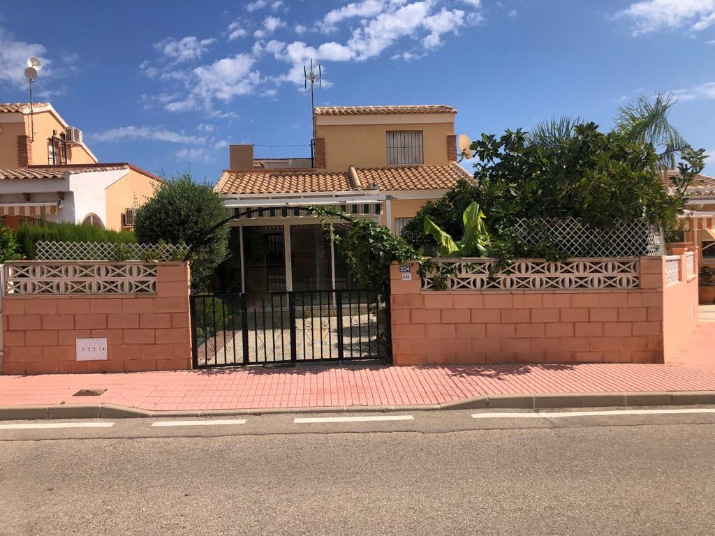 Bella villa indipendente con piscina comunale