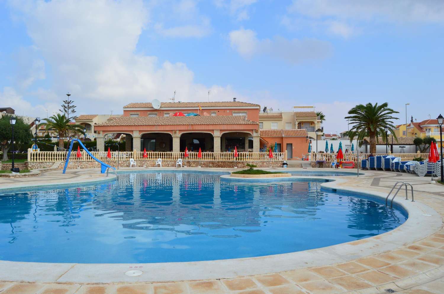 Smuk fritliggende villa med fælles pool