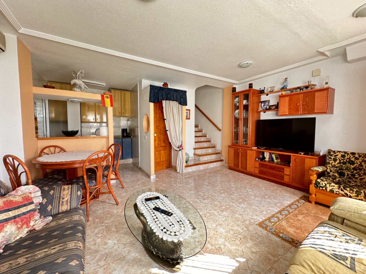 Grand duplex sud avec garage privé 2 chambres 2 salles de bains à Los Altos!