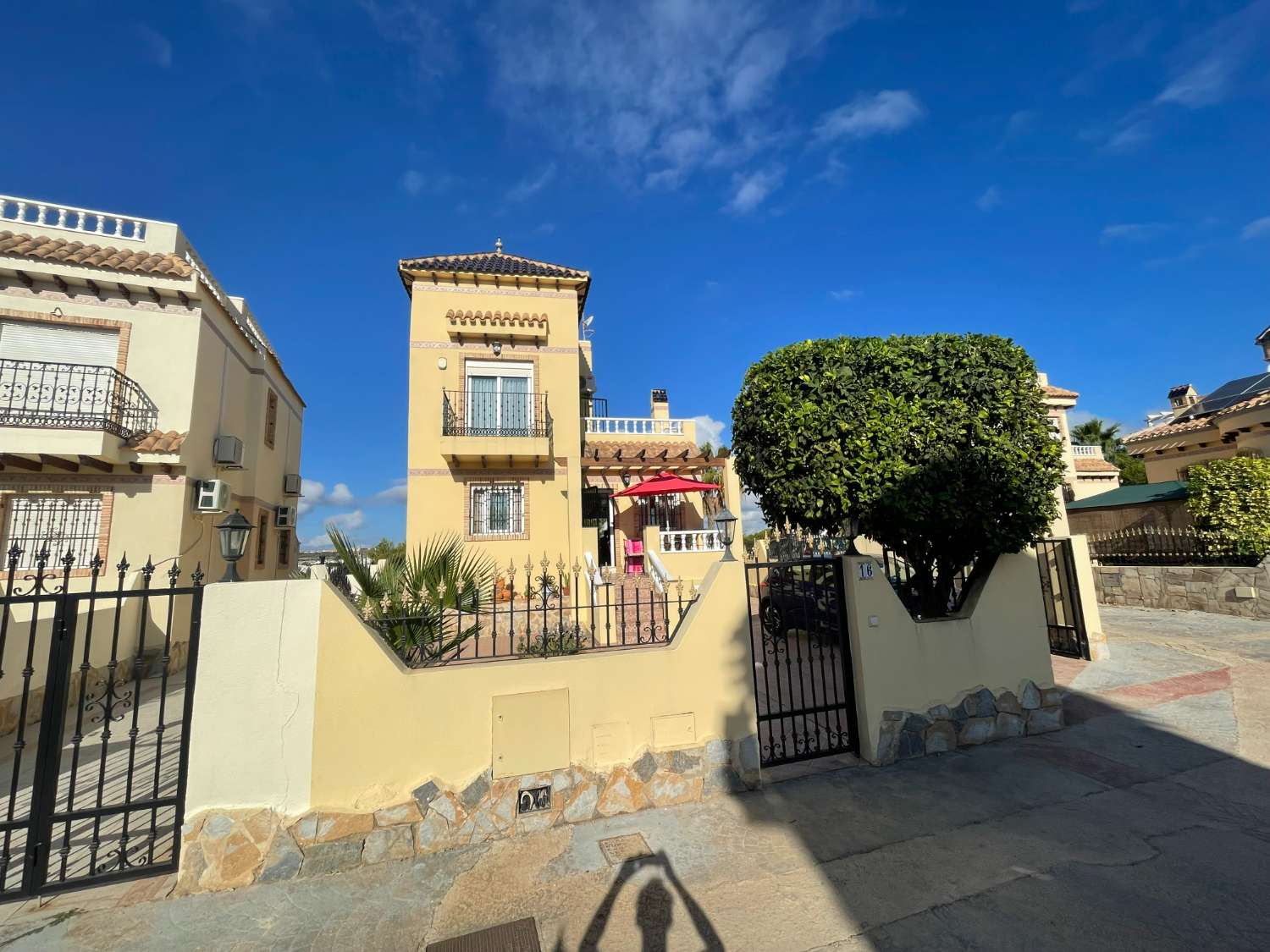Precioso Chalet independiente de 3 Dormitoris y 2 baños con piscina comunitaria