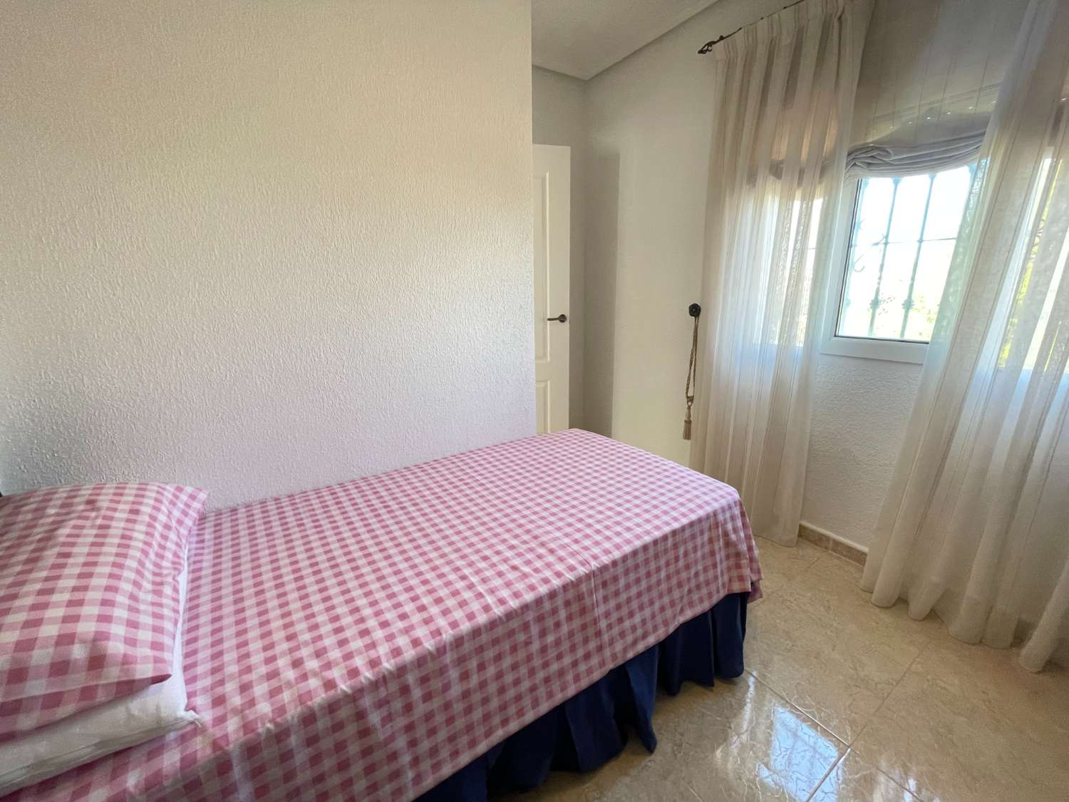 Precioso Chalet independiente de 3 Dormitoris y 2 baños con piscina comunitaria