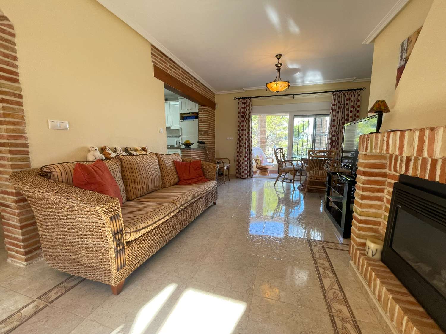 Precioso Chalet independiente de 3 Dormitoris y 2 baños con piscina comunitaria