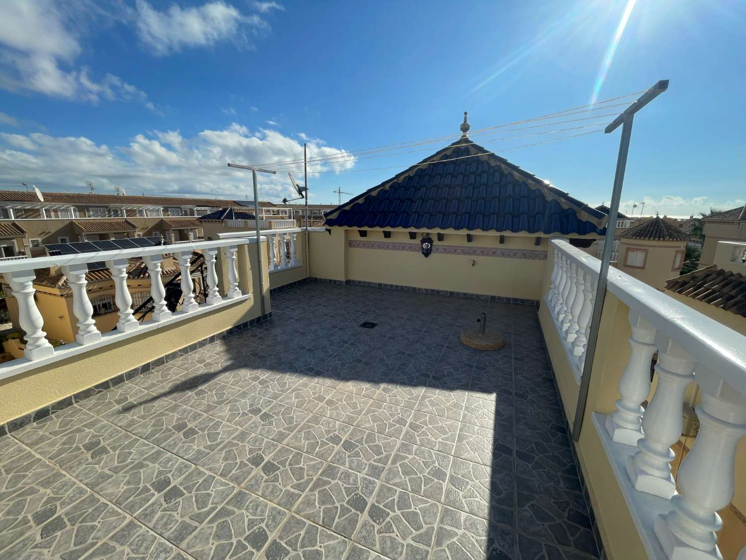 Precioso Chalet independiente de 3 Dormitoris y 2 baños con piscina comunitaria