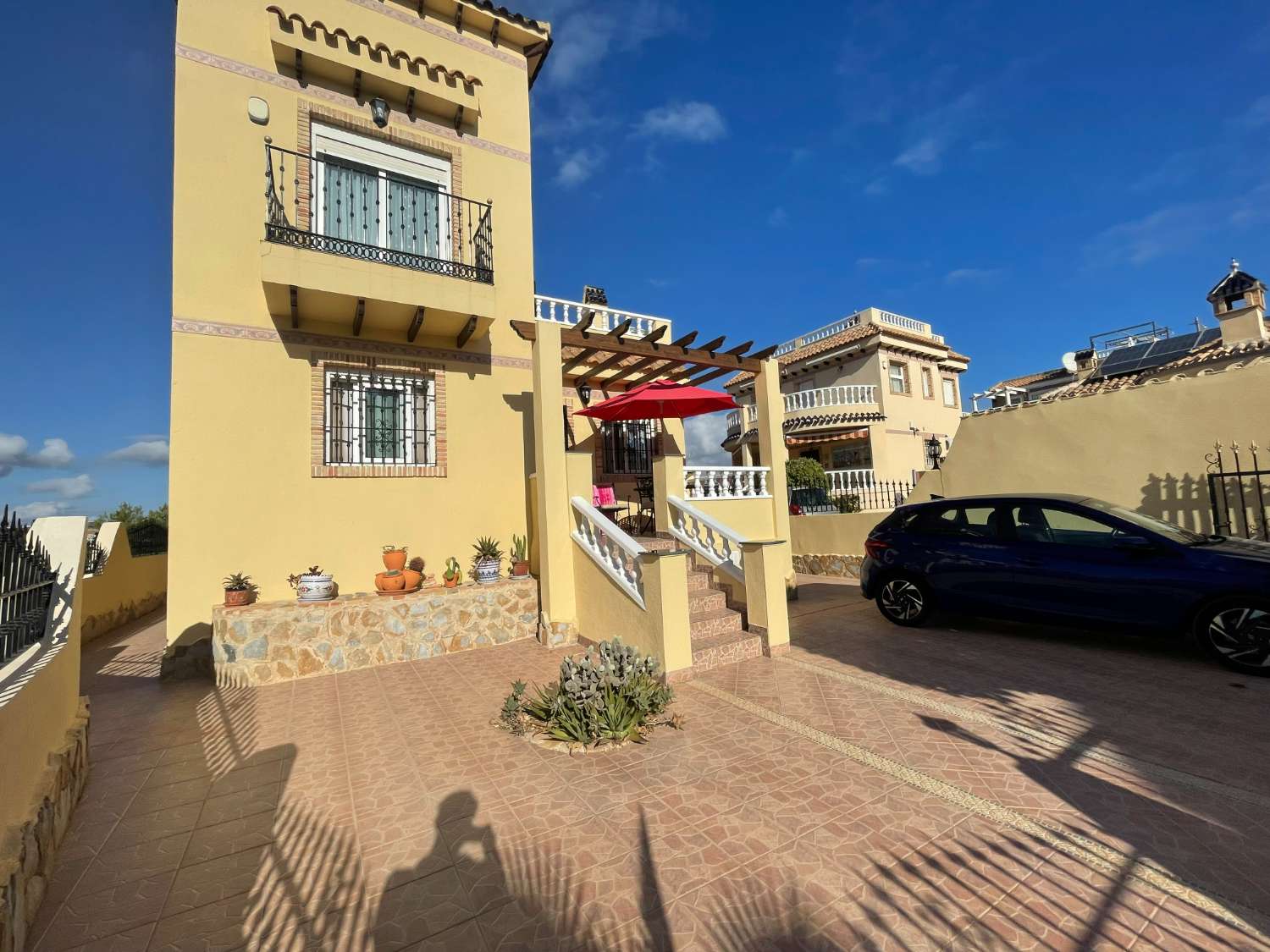 Precioso Chalet independiente de 3 Dormitoris y 2 baños con piscina comunitaria