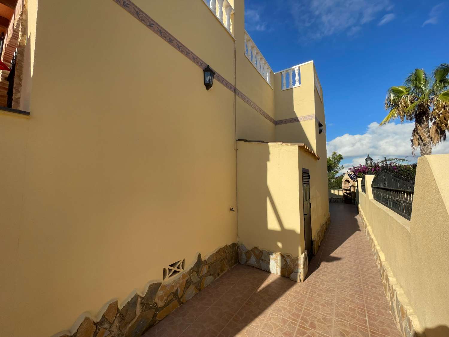 Precioso Chalet independiente de 3 Dormitoris y 2 baños con piscina comunitaria
