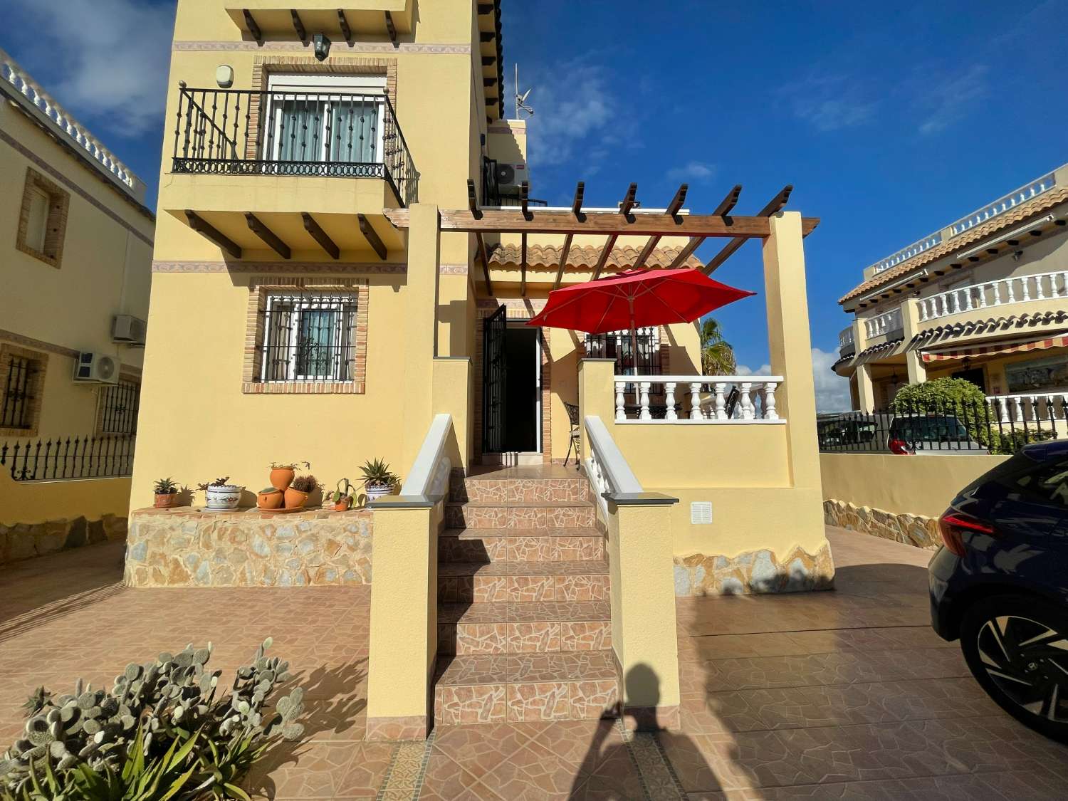Precioso Chalet independiente de 3 Dormitoris y 2 baños con piscina comunitaria