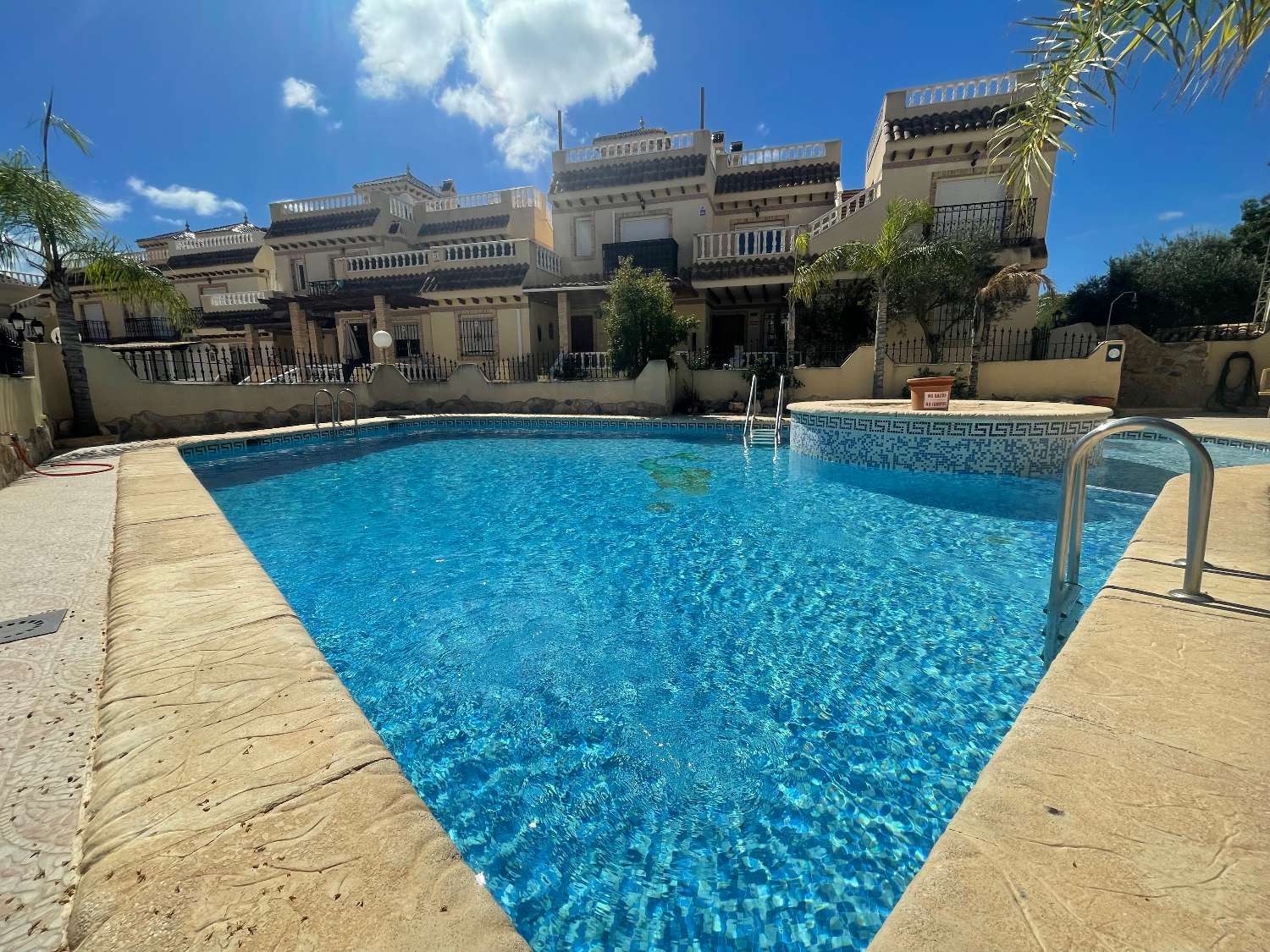 Precioso Chalet independiente de 3 Dormitoris y 2 baños con piscina comunitaria