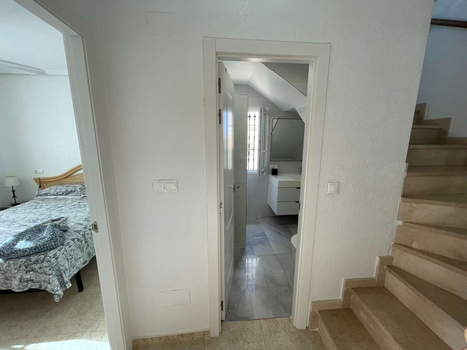 Precioso Chalet independiente de 3 Dormitoris y 2 baños con piscina comunitaria