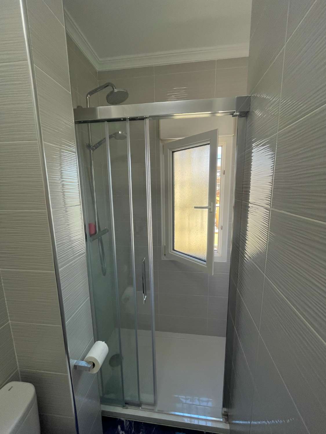Precioso Chalet independiente de 3 Dormitoris y 2 baños con piscina comunitaria