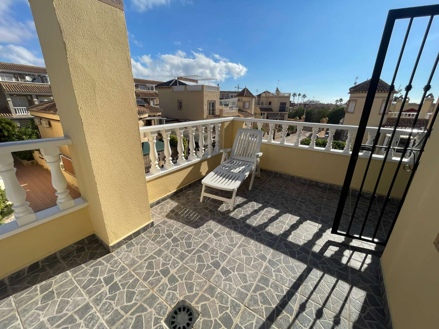Precioso Chalet independiente de 3 Dormitoris y 2 baños con piscina comunitaria