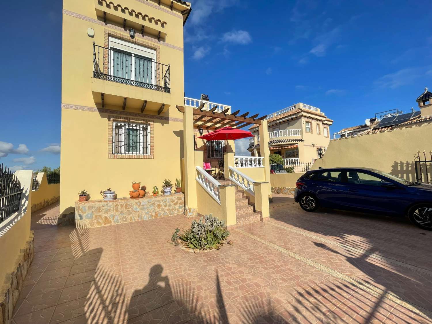 Precioso Chalet independiente de 3 Dormitoris y 2 baños con piscina comunitaria