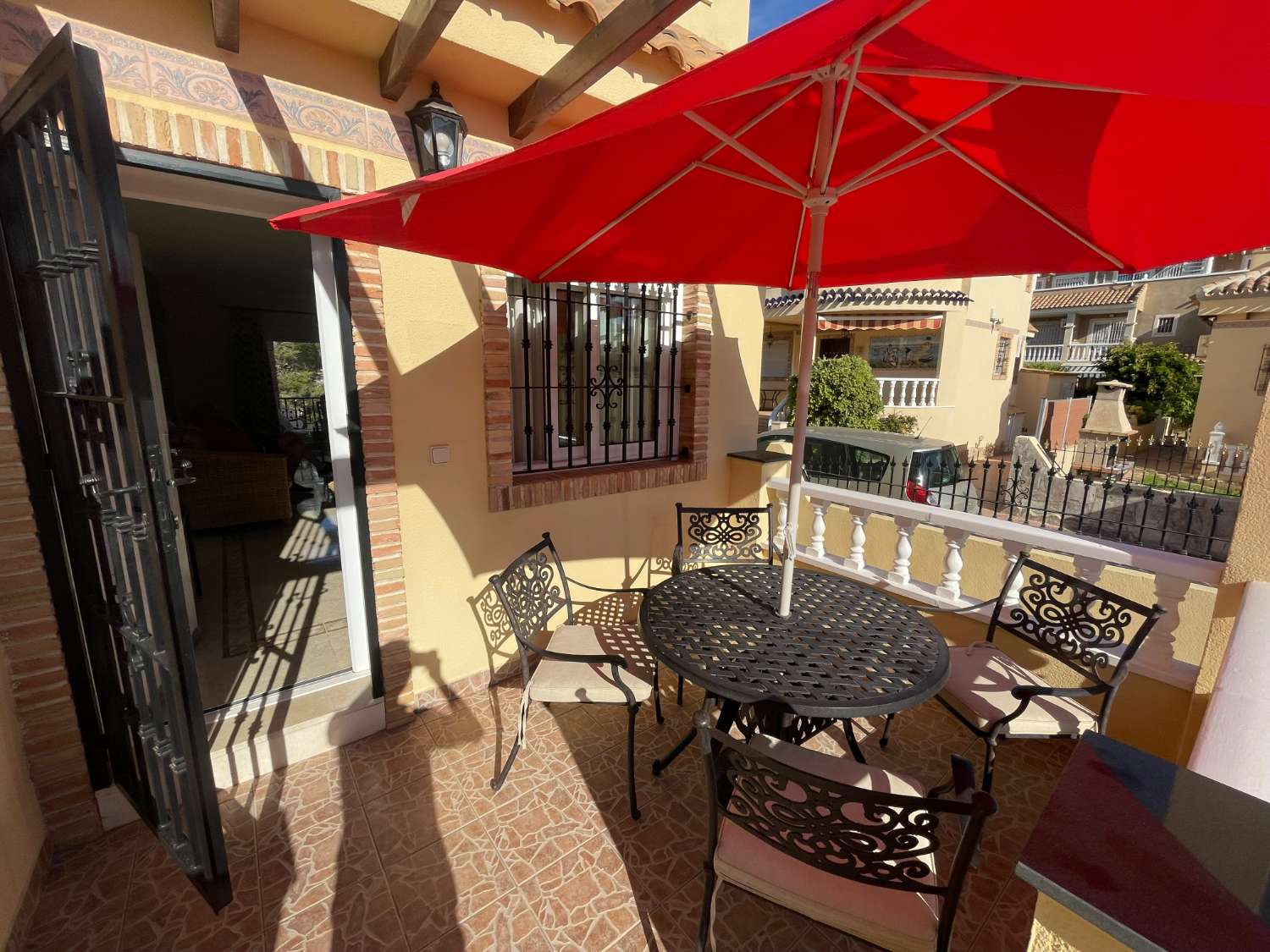 Precioso Chalet independiente de 3 Dormitoris y 2 baños con piscina comunitaria
