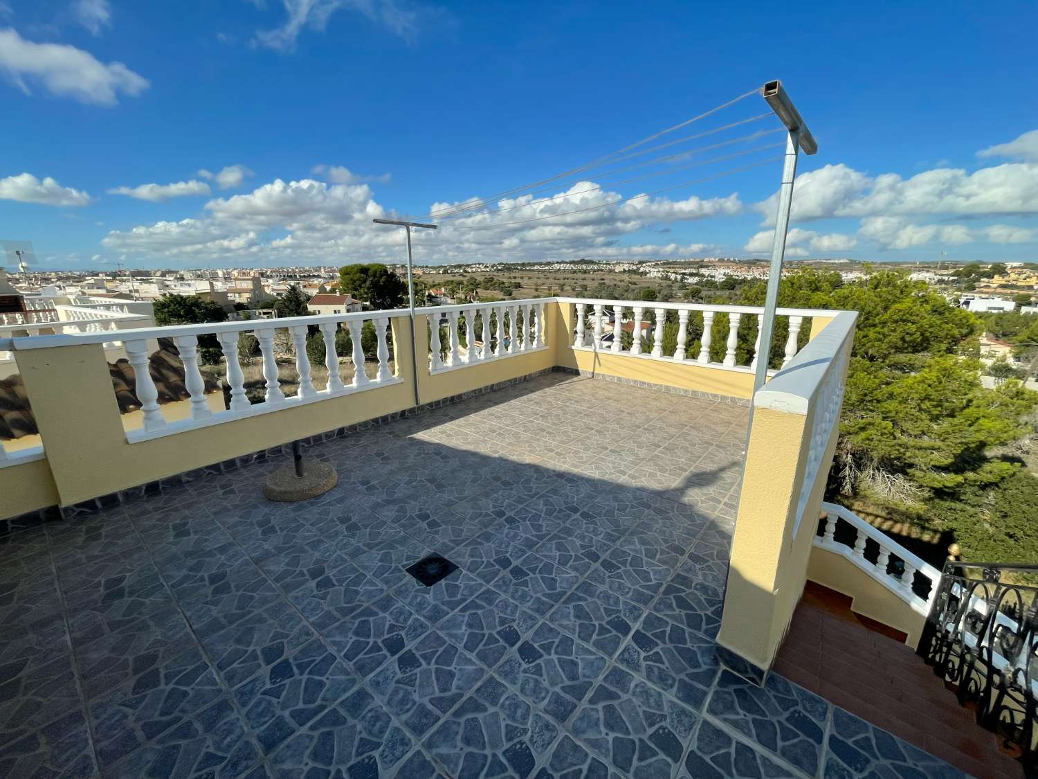 Precioso Chalet independiente de 3 Dormitoris y 2 baños con piscina comunitaria