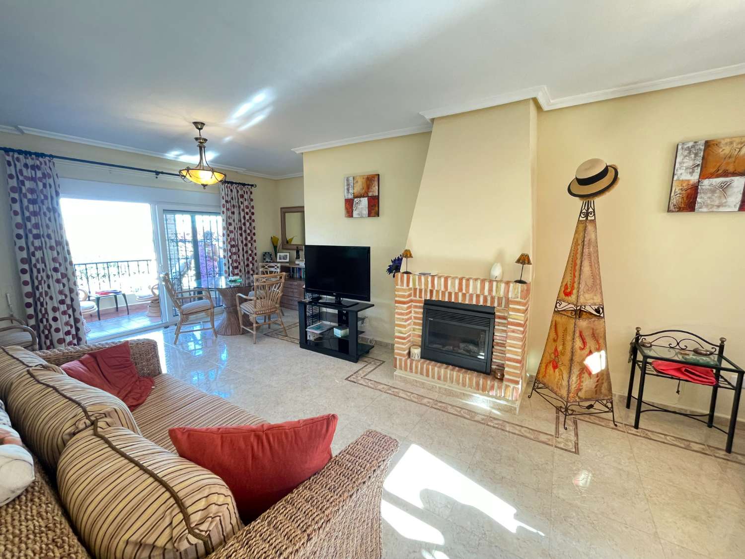 Precioso Chalet independiente de 3 Dormitoris y 2 baños con piscina comunitaria