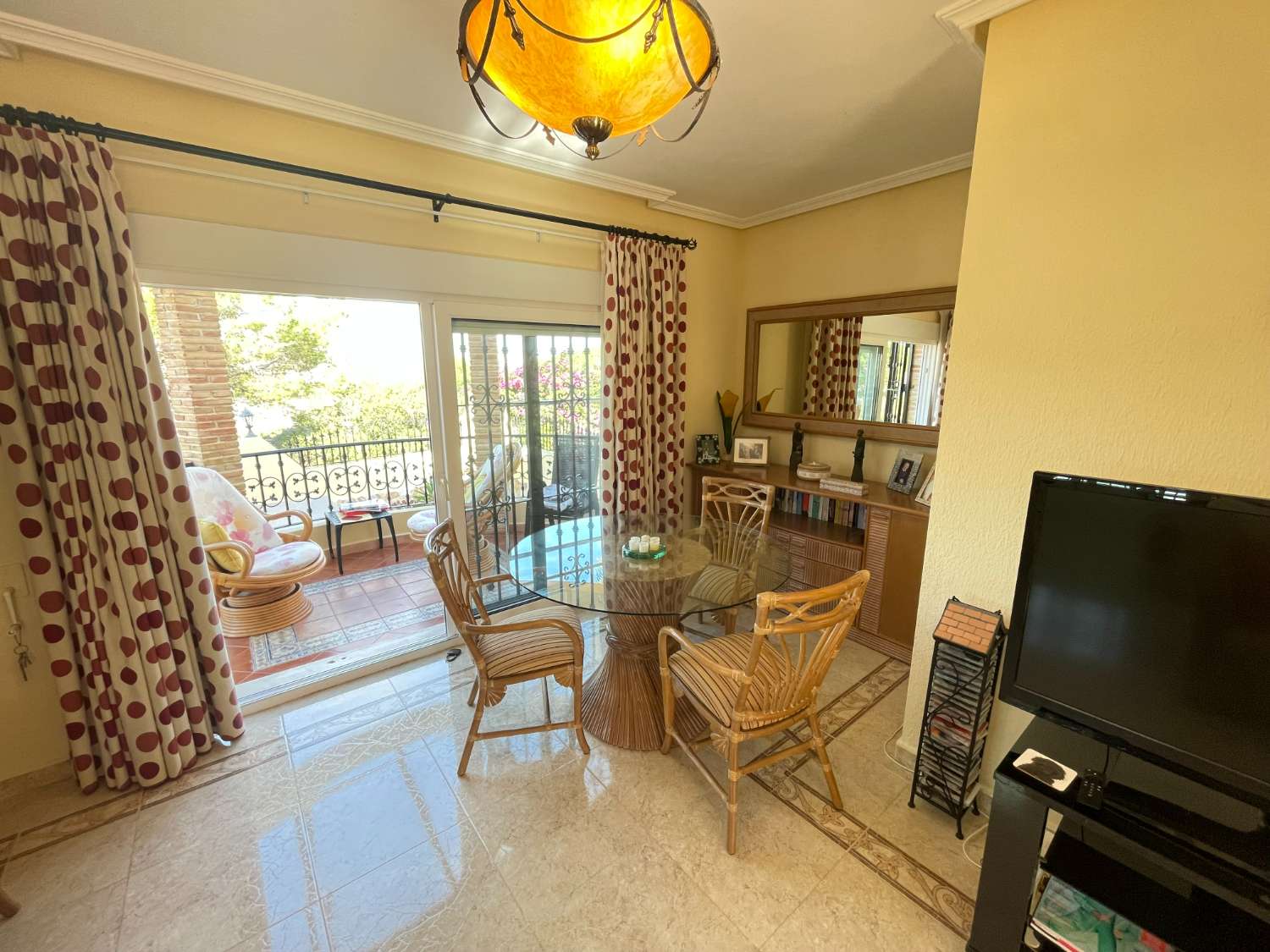 Precioso Chalet independiente de 3 Dormitoris y 2 baños con piscina comunitaria