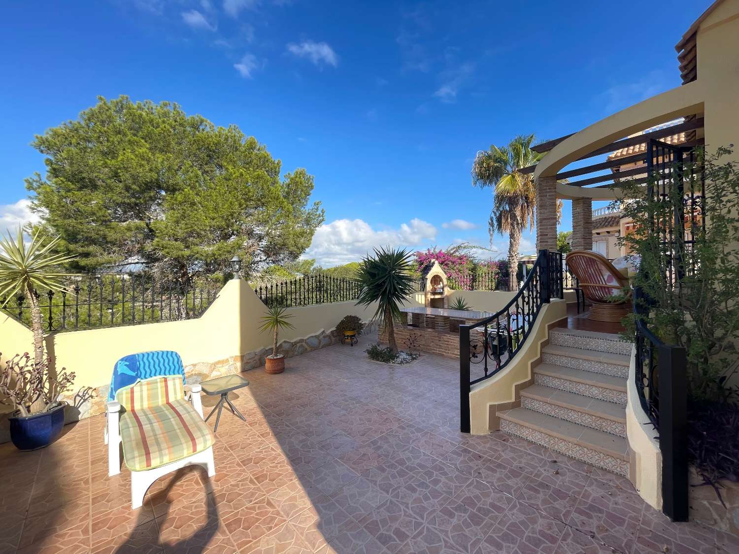 Precioso Chalet independiente de 3 Dormitoris y 2 baños con piscina comunitaria