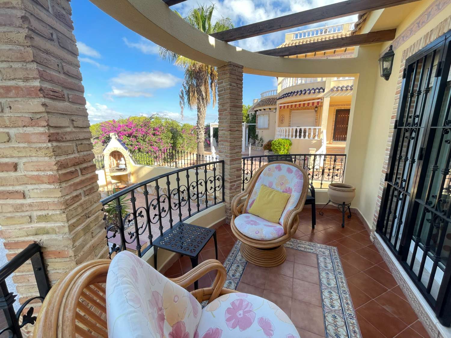 Precioso Chalet independiente de 3 Dormitoris y 2 baños con piscina comunitaria