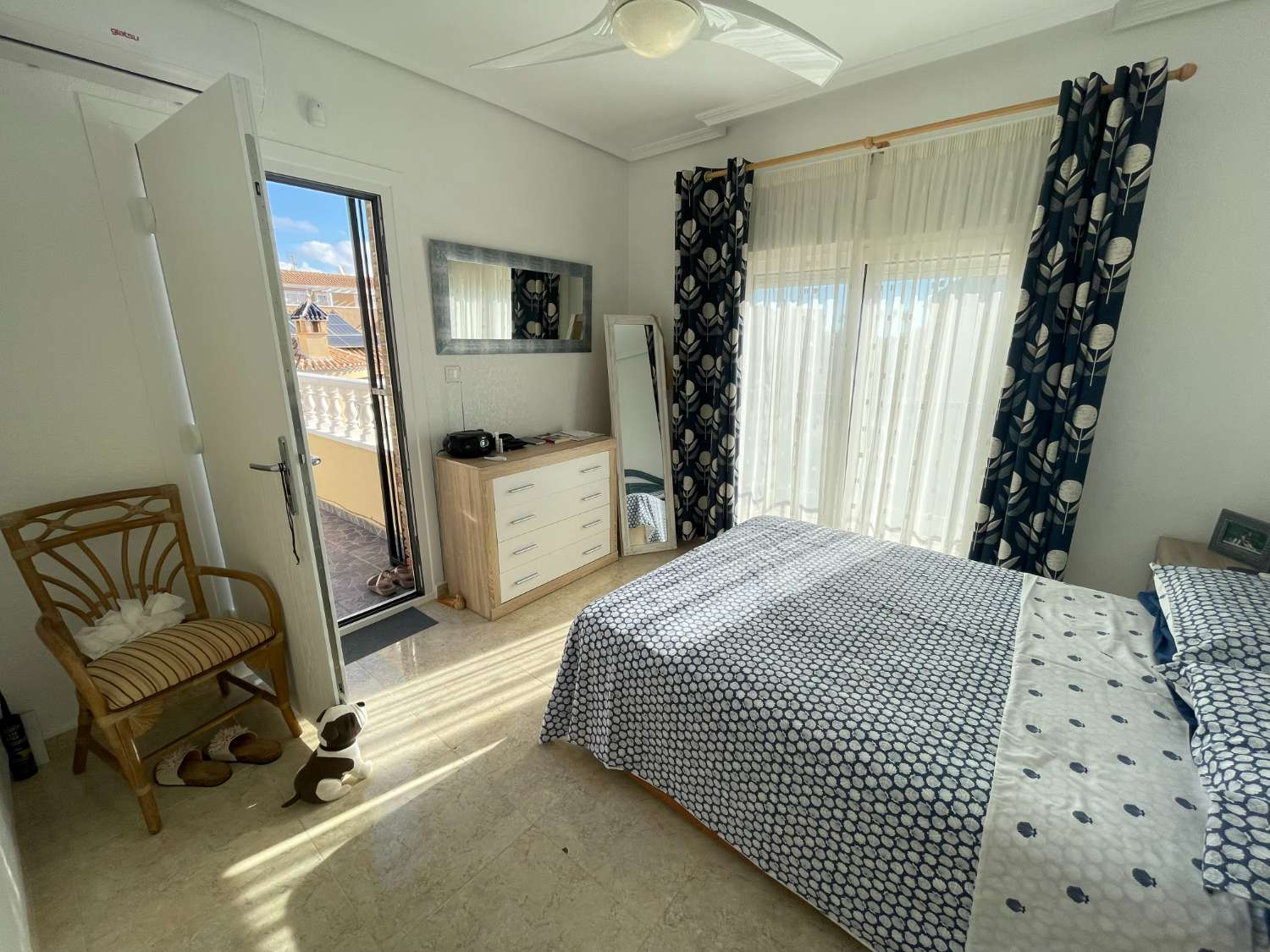 Precioso Chalet independiente de 3 Dormitoris y 2 baños con piscina comunitaria