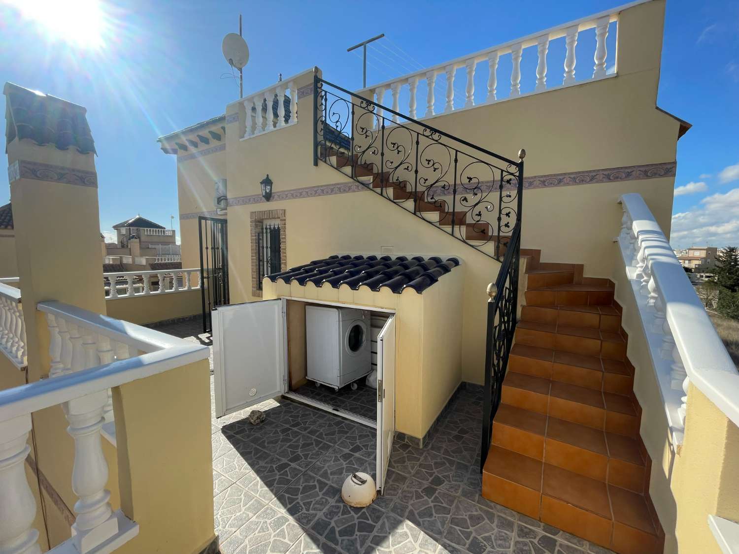 Precioso Chalet independiente de 3 Dormitoris y 2 baños con piscina comunitaria