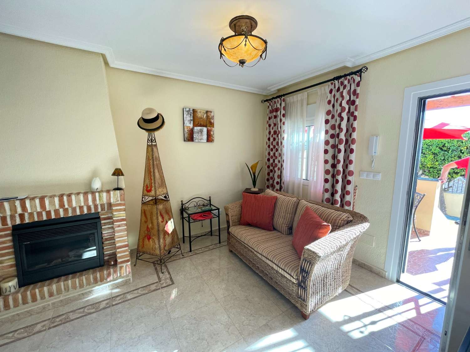 Precioso Chalet independiente de 3 Dormitoris y 2 baños con piscina comunitaria