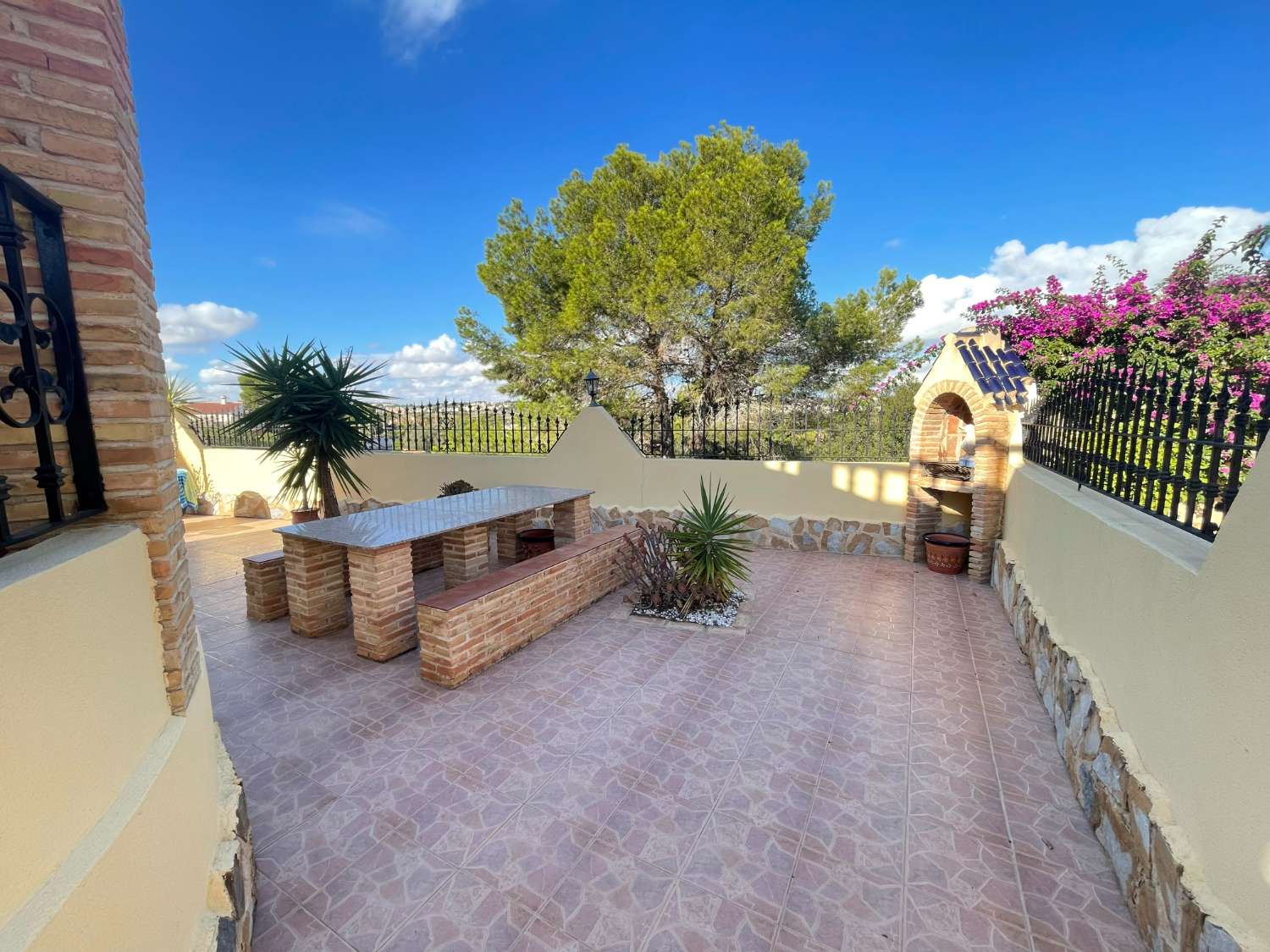 Precioso Chalet independiente de 3 Dormitoris y 2 baños con piscina comunitaria