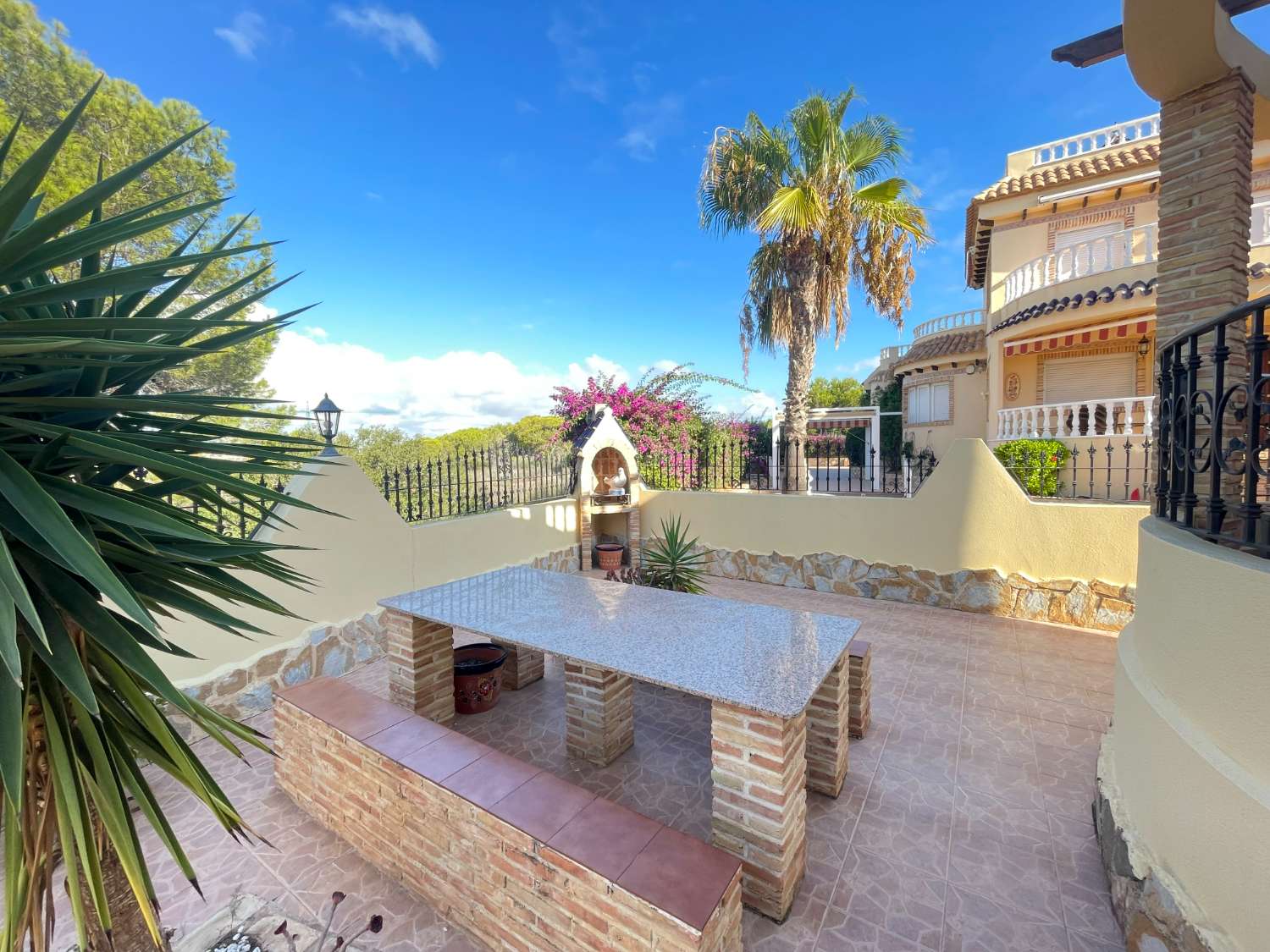 Precioso Chalet independiente de 3 Dormitoris y 2 baños con piscina comunitaria
