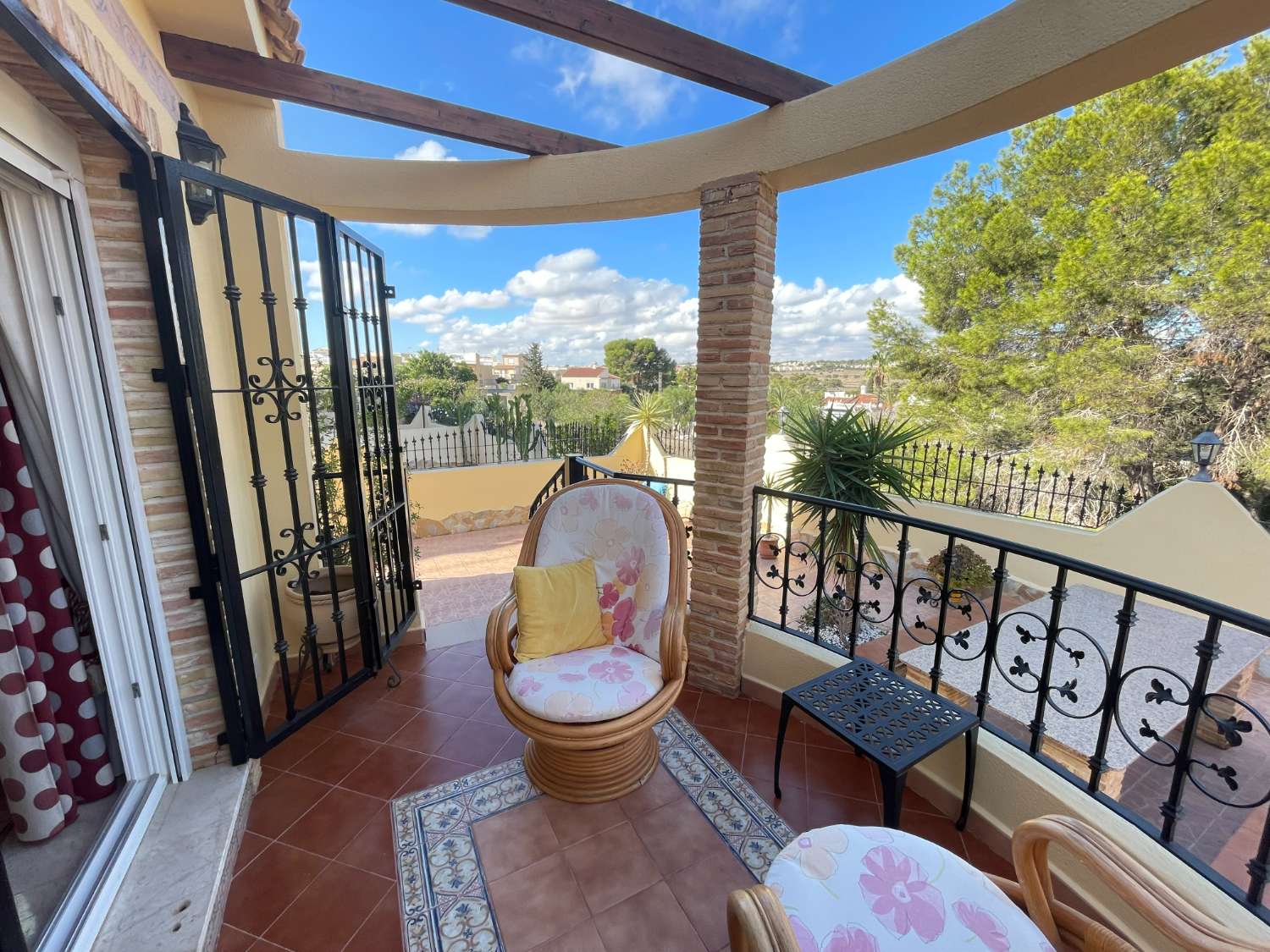 Precioso Chalet independiente de 3 Dormitoris y 2 baños con piscina comunitaria