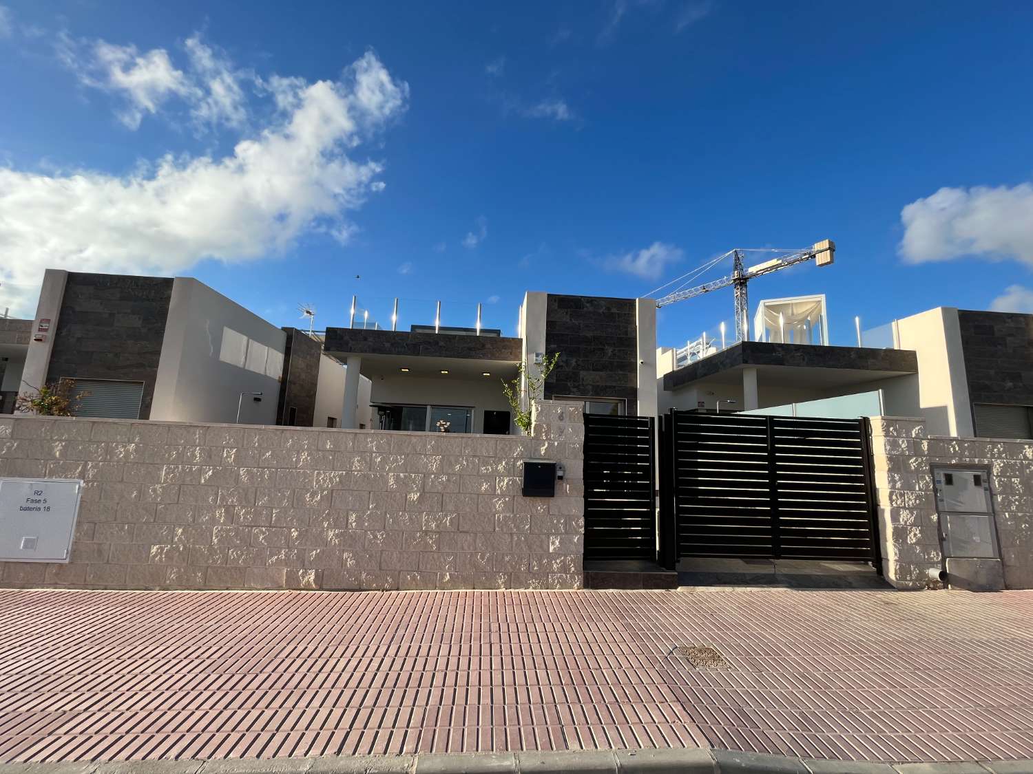 Hermosa villa moderna de 3 dormitorios, 2 baños, 1 solarium totalmente equipado y 1 piscina privada en Villamartín en Orihuela Costa