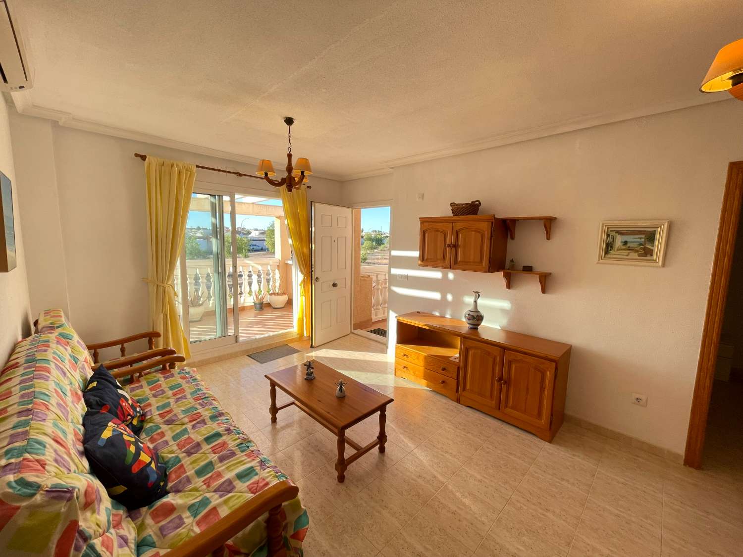 Precioso apartamento de 1 dormitorio con terraza en la azotea en Zeniamar.
