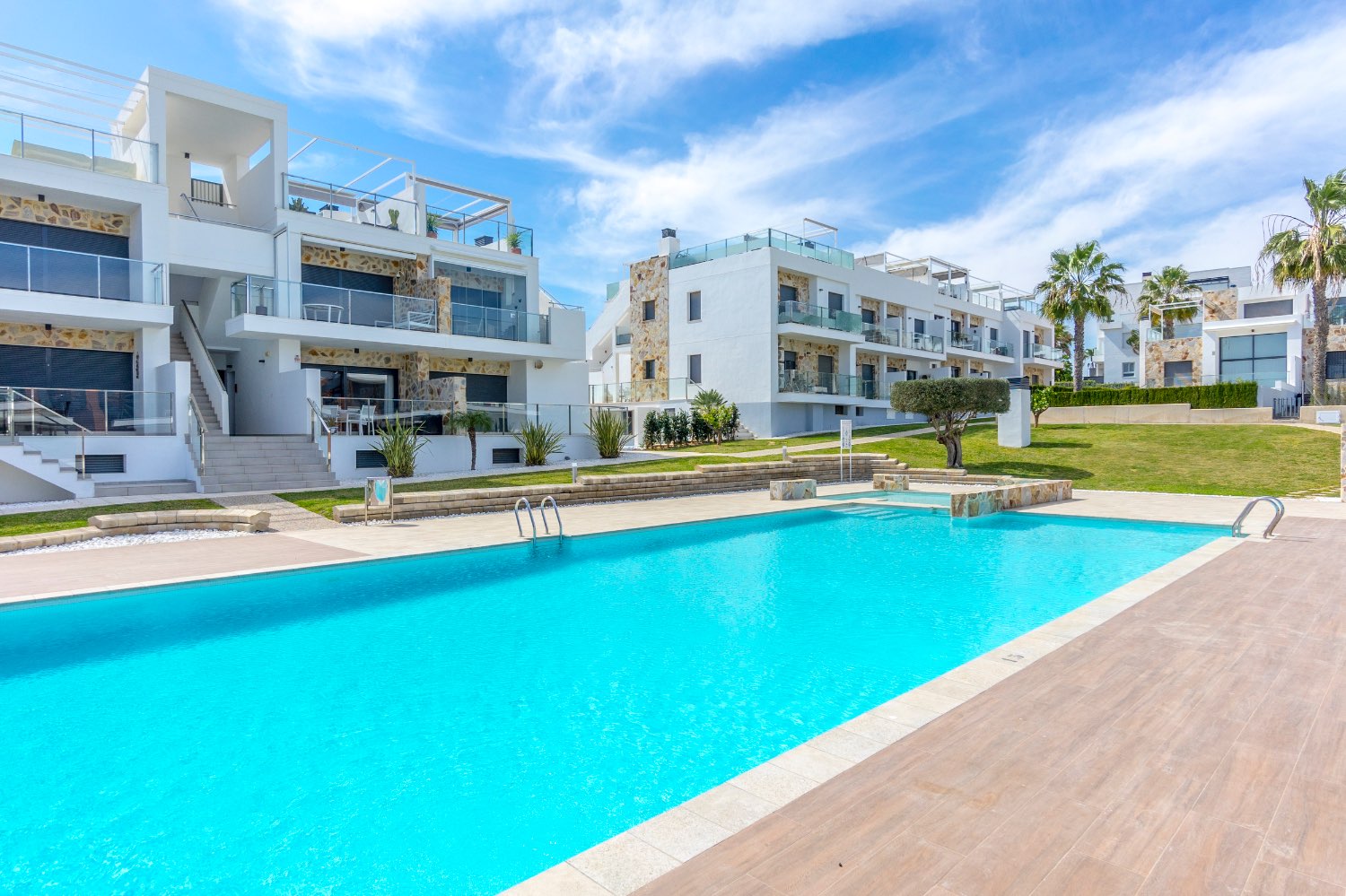 Apartamento de 2 dormitorios y 2 baños en Punta Prima.