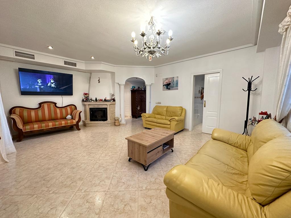 Beautiful detached villa with private pool and independent apartment