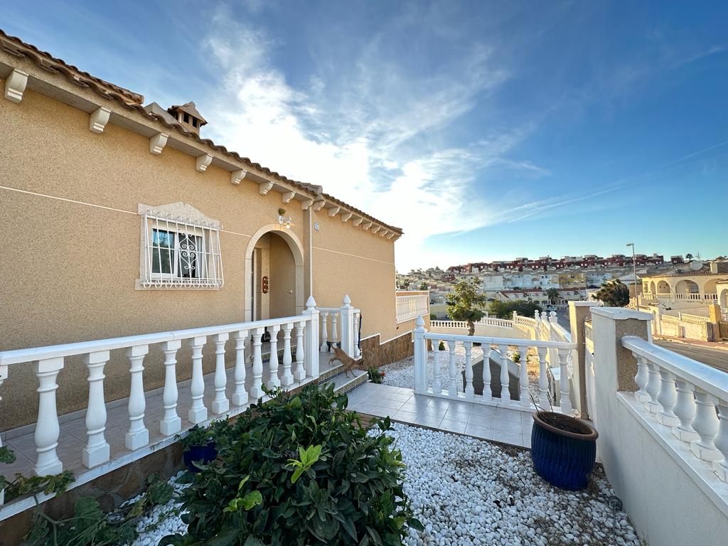 Beautiful detached villa with private pool and independent apartment