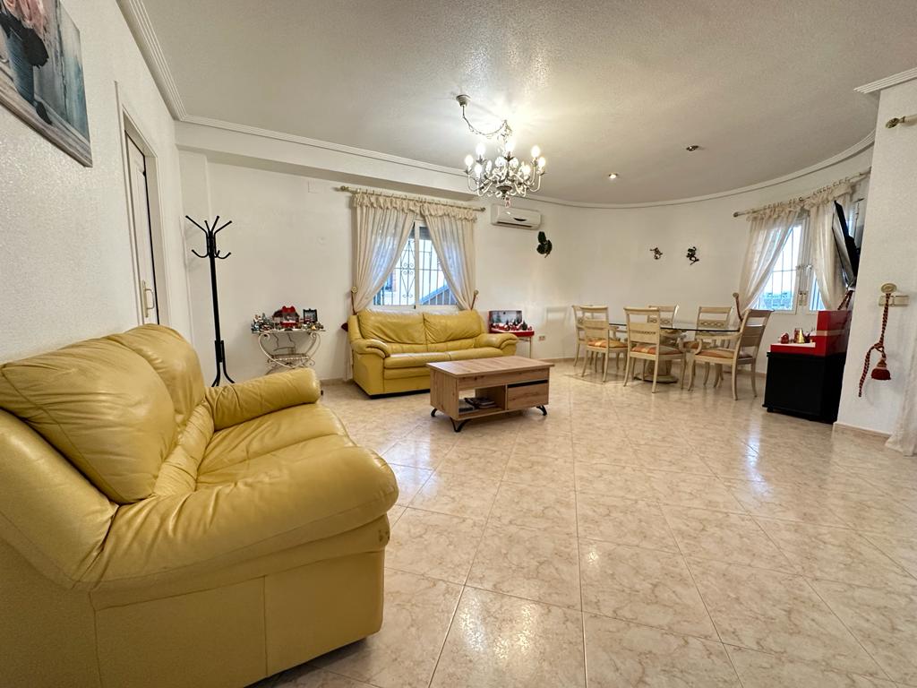 Beautiful detached villa with private pool and independent apartment