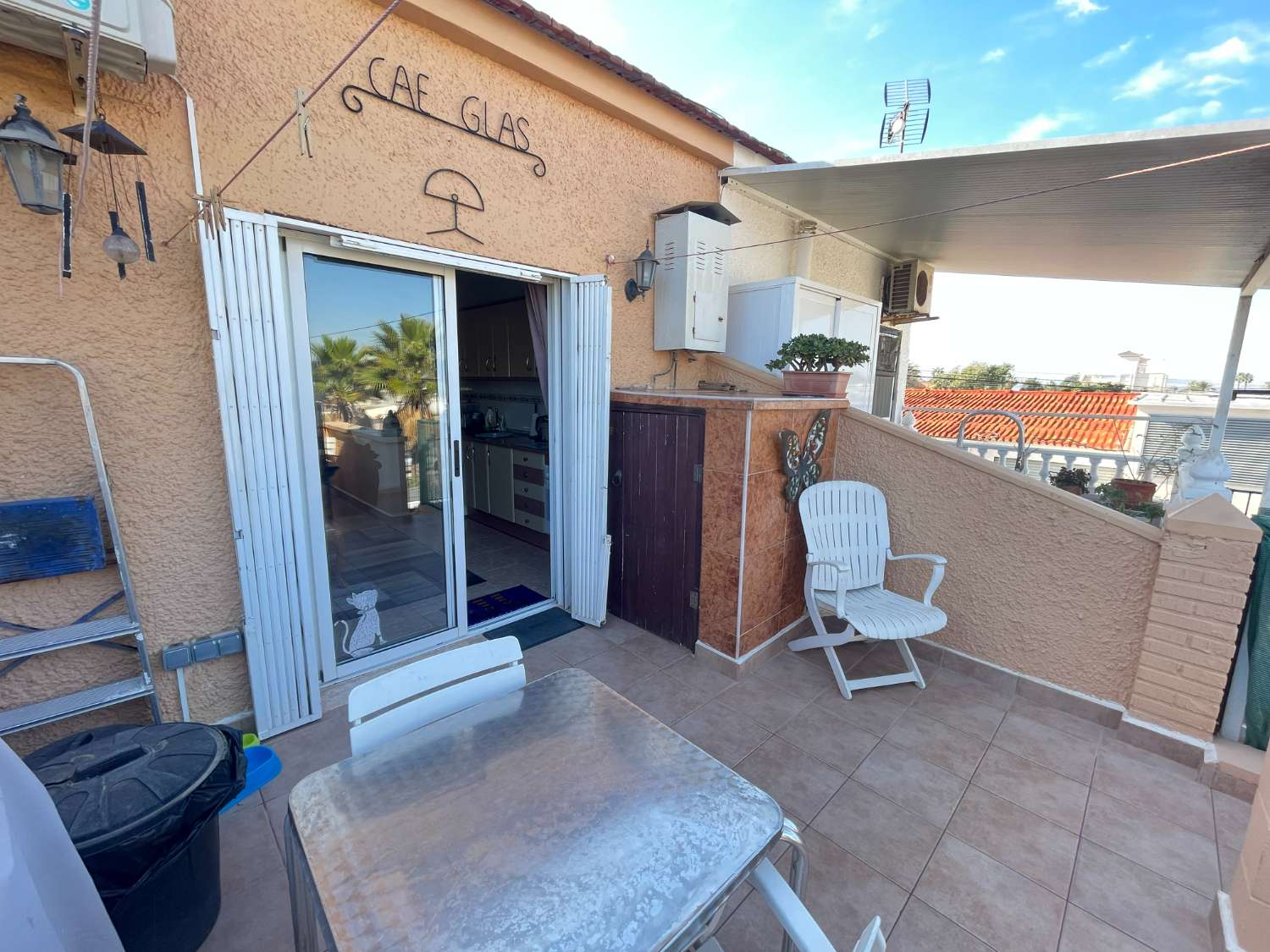 Leuke winkel en appartement gelegen in Torrevieja