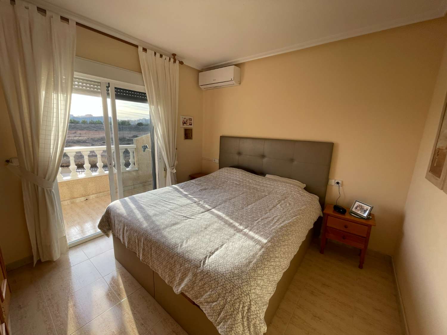 Mooi herenhuis met 3 slaapkamers en 3 badkamers gelegen in Playa Flamenca.
