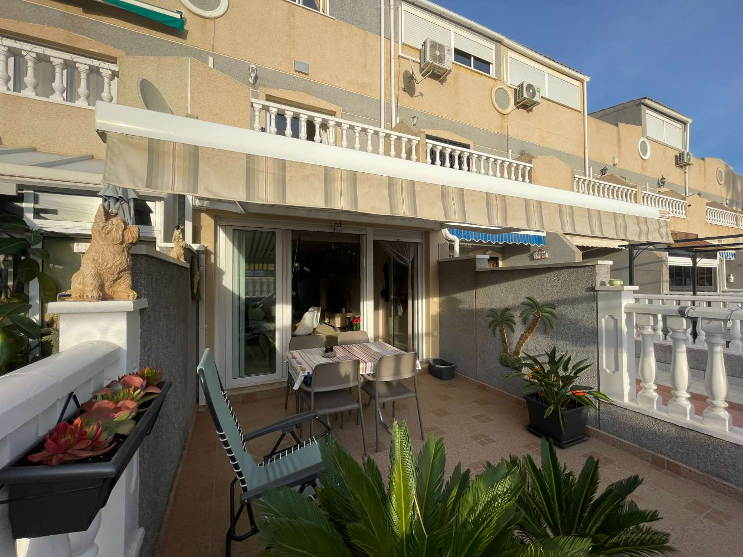 Mooi herenhuis met 3 slaapkamers en 3 badkamers gelegen in Playa Flamenca.