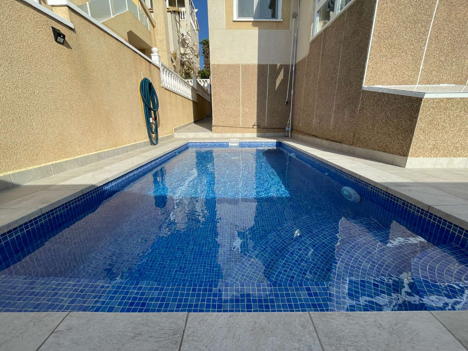 Chalet independiente de 3 dormitorios y 2 baños bellamente renovado con piscina privada.