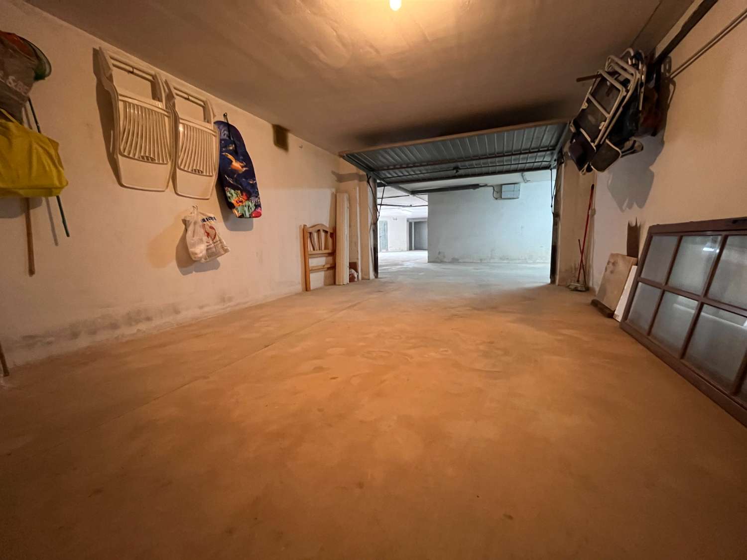 Stor lukket underjordisk garage