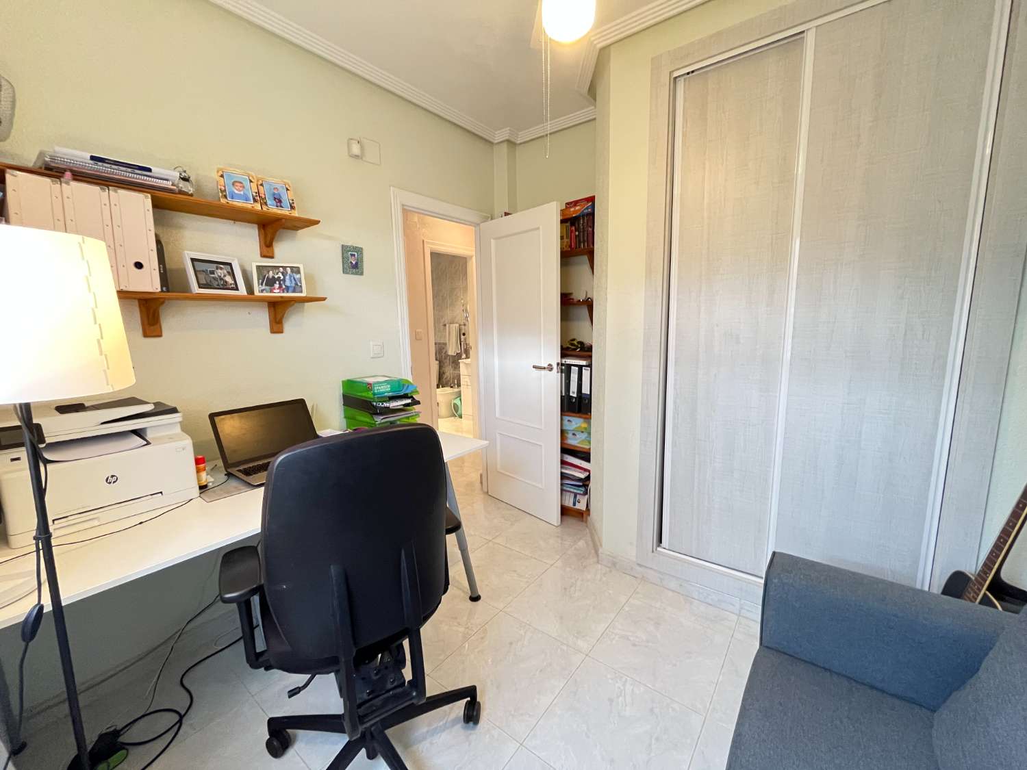 Krásná jižně orientovaná samostatně stojící vila se 3 ložnicemi a soukromým bazénem