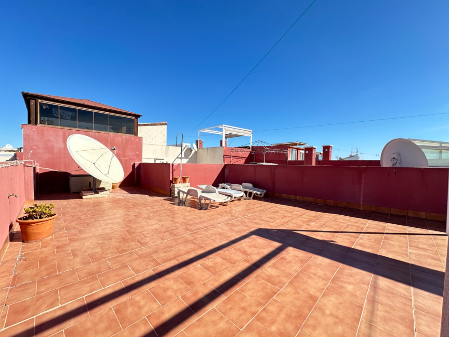 Rohový byt v nejvyšším patře se nachází v Los Altos de Orihuela Costa 2 ložnice v perfektních podmínkách