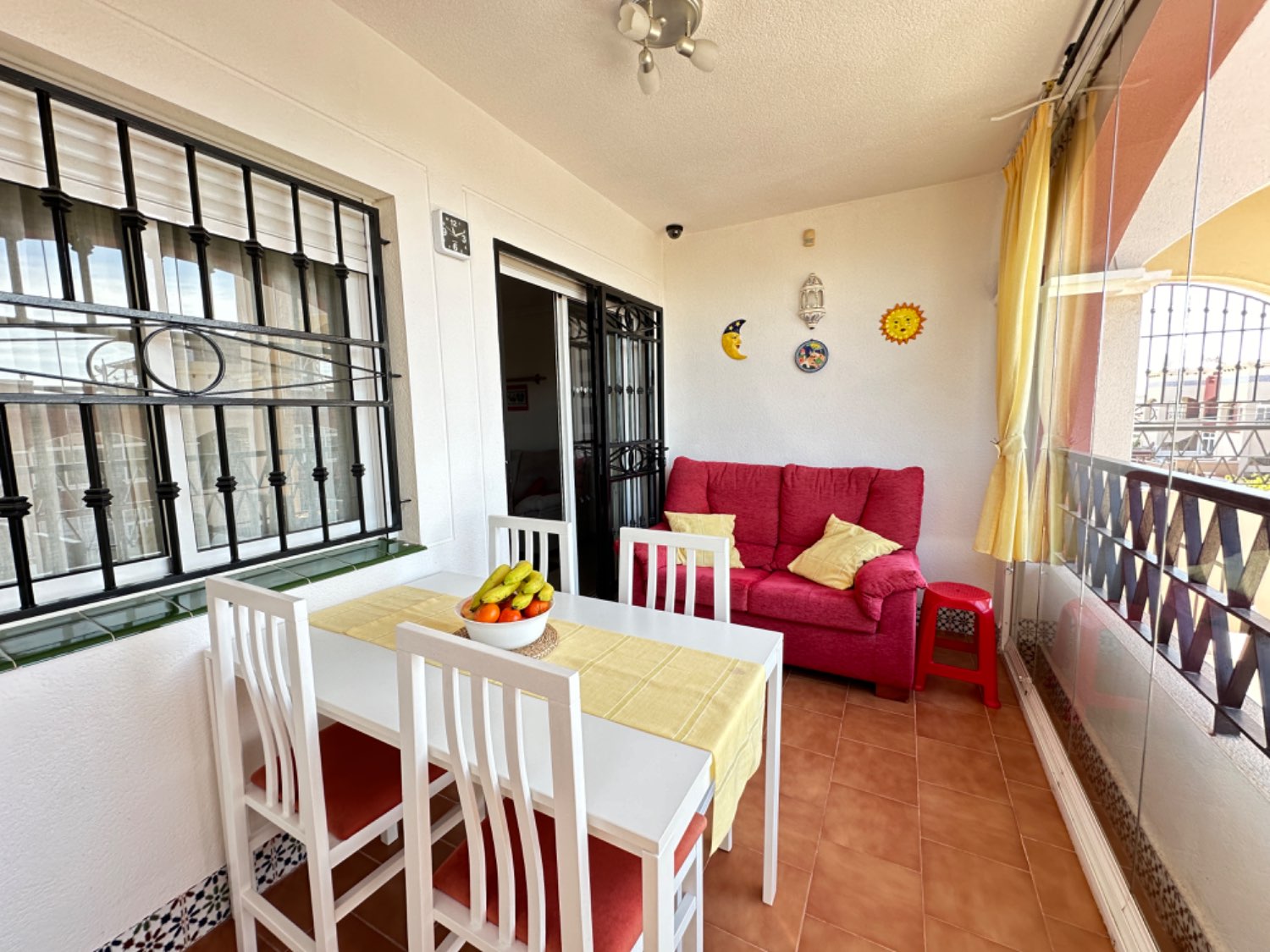 Rohový byt v nejvyšším patře se nachází v Los Altos de Orihuela Costa 2 ložnice v perfektních podmínkách