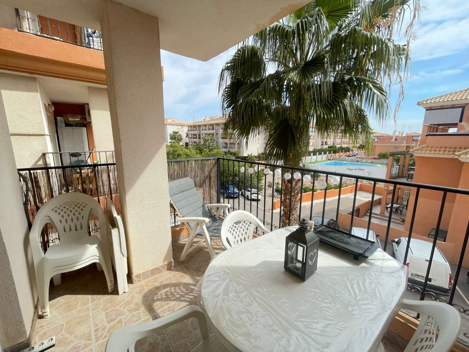 Bel appartement de 2 chambres et 1 salle de bain avec piscine commune à Playa Flamenca.