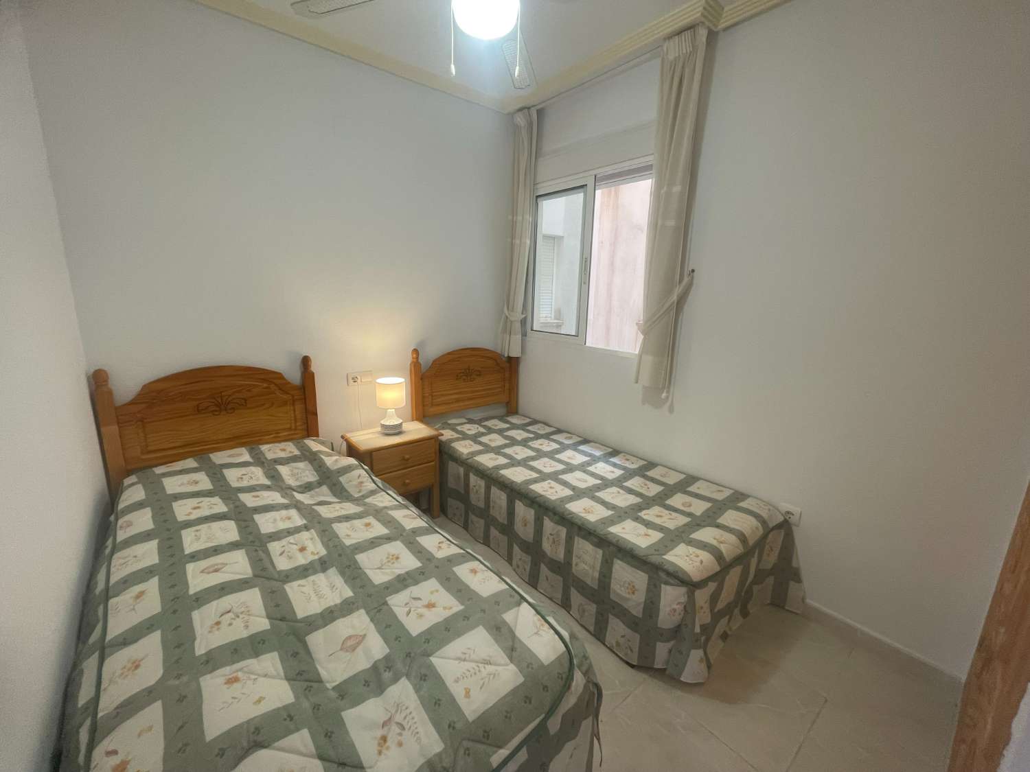 Bonito apartamento de 2 dormitorios y 1 baño con piscina comunitaria en Playa Flamenca.