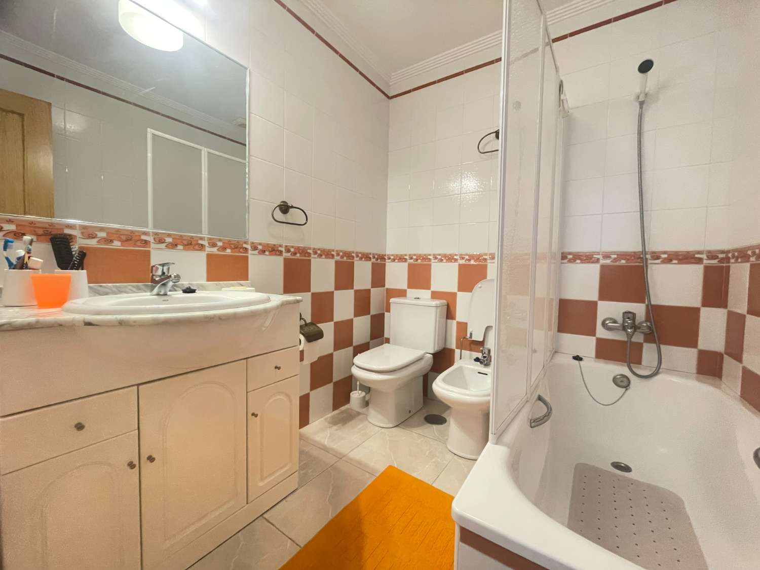 Bonito apartamento de 2 dormitorios y 1 baño con piscina comunitaria en Playa Flamenca.